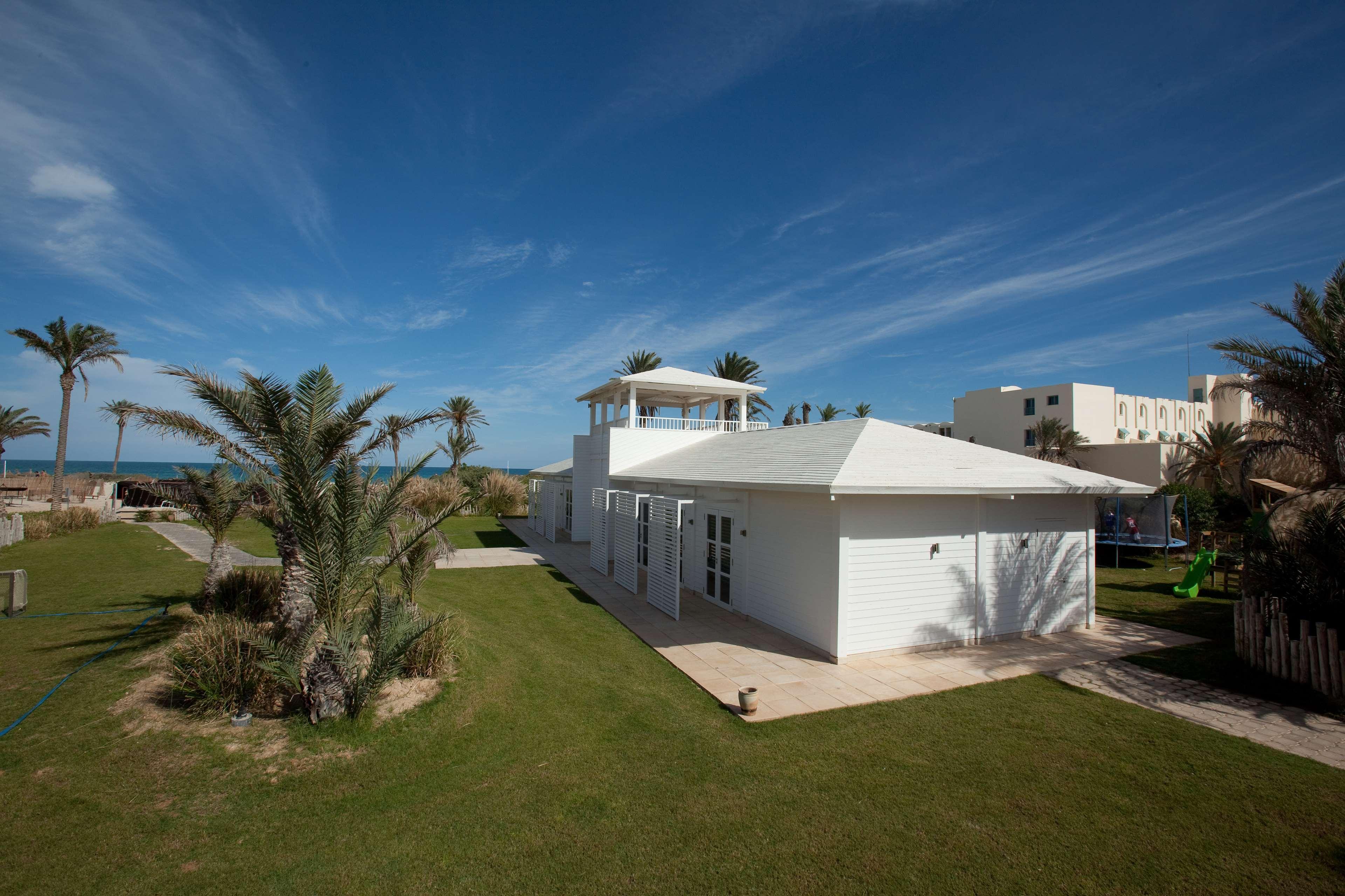 Radisson Blu Palace Resort & Thalasso, Djerba メズライア エクステリア 写真 The clubhouse at the Dunes Golf Course
