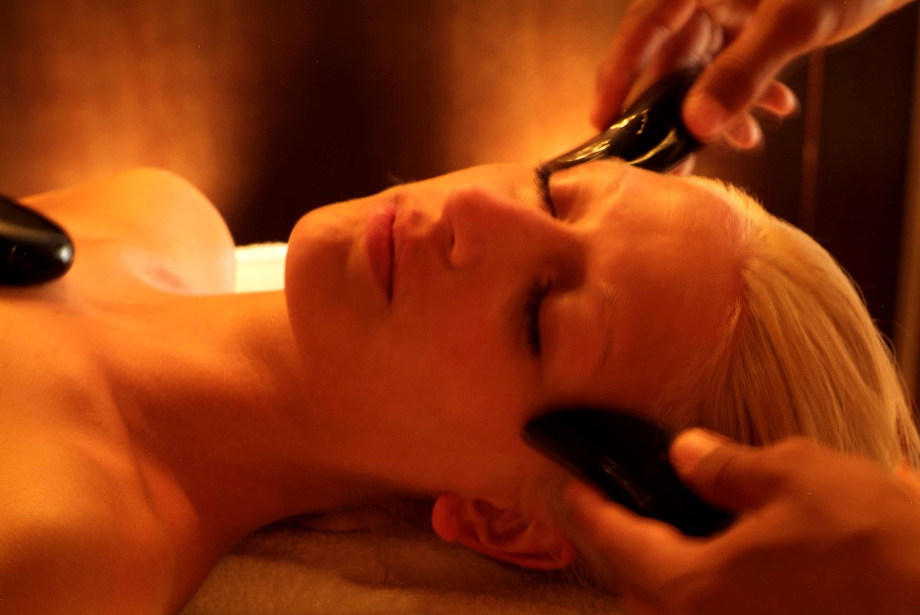 Radisson Blu Palace Resort & Thalasso, Djerba メズライア エクステリア 写真 A woman receiving a facial stone massage