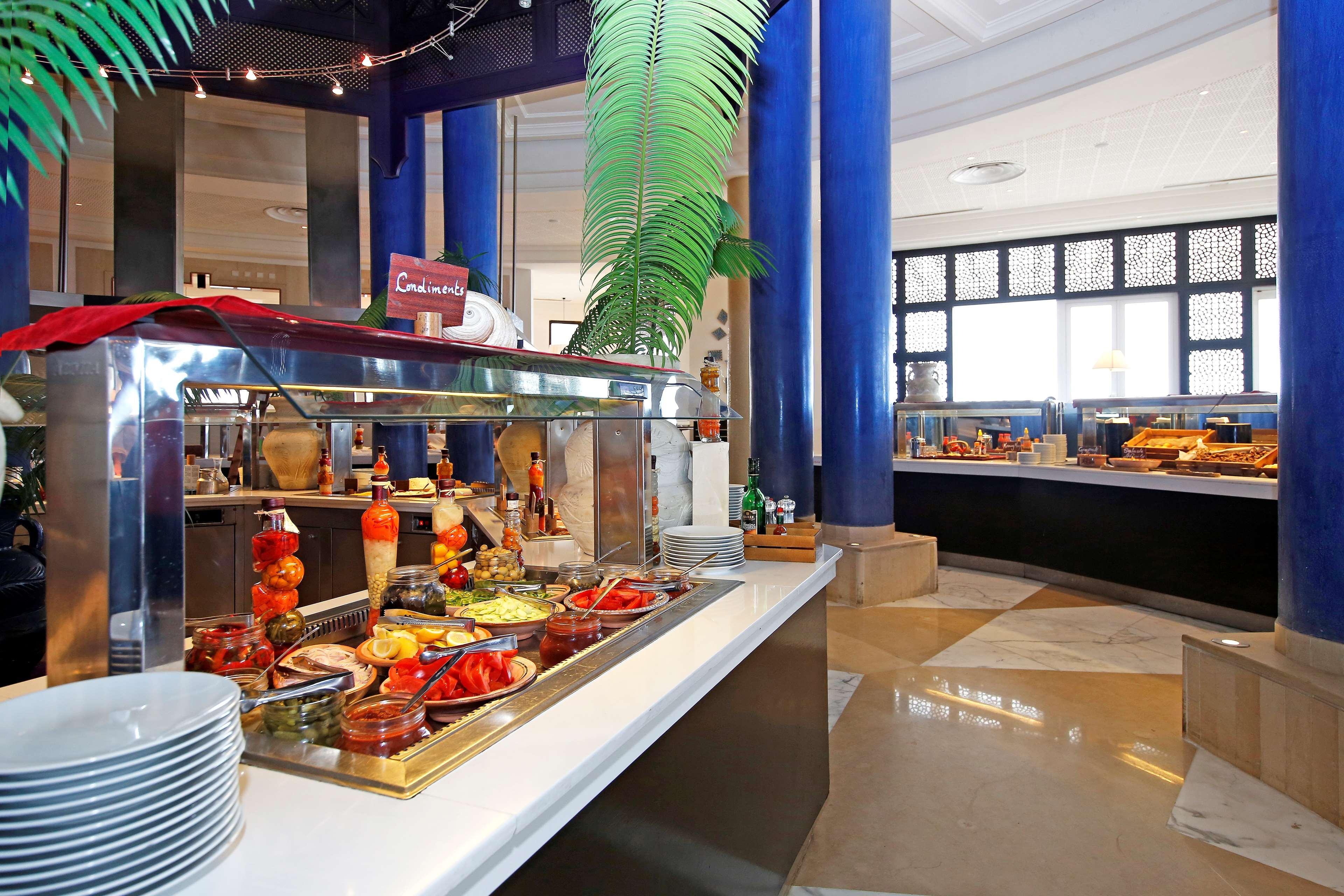 Radisson Blu Palace Resort & Thalasso, Djerba メズライア エクステリア 写真 A buffet at a hotel