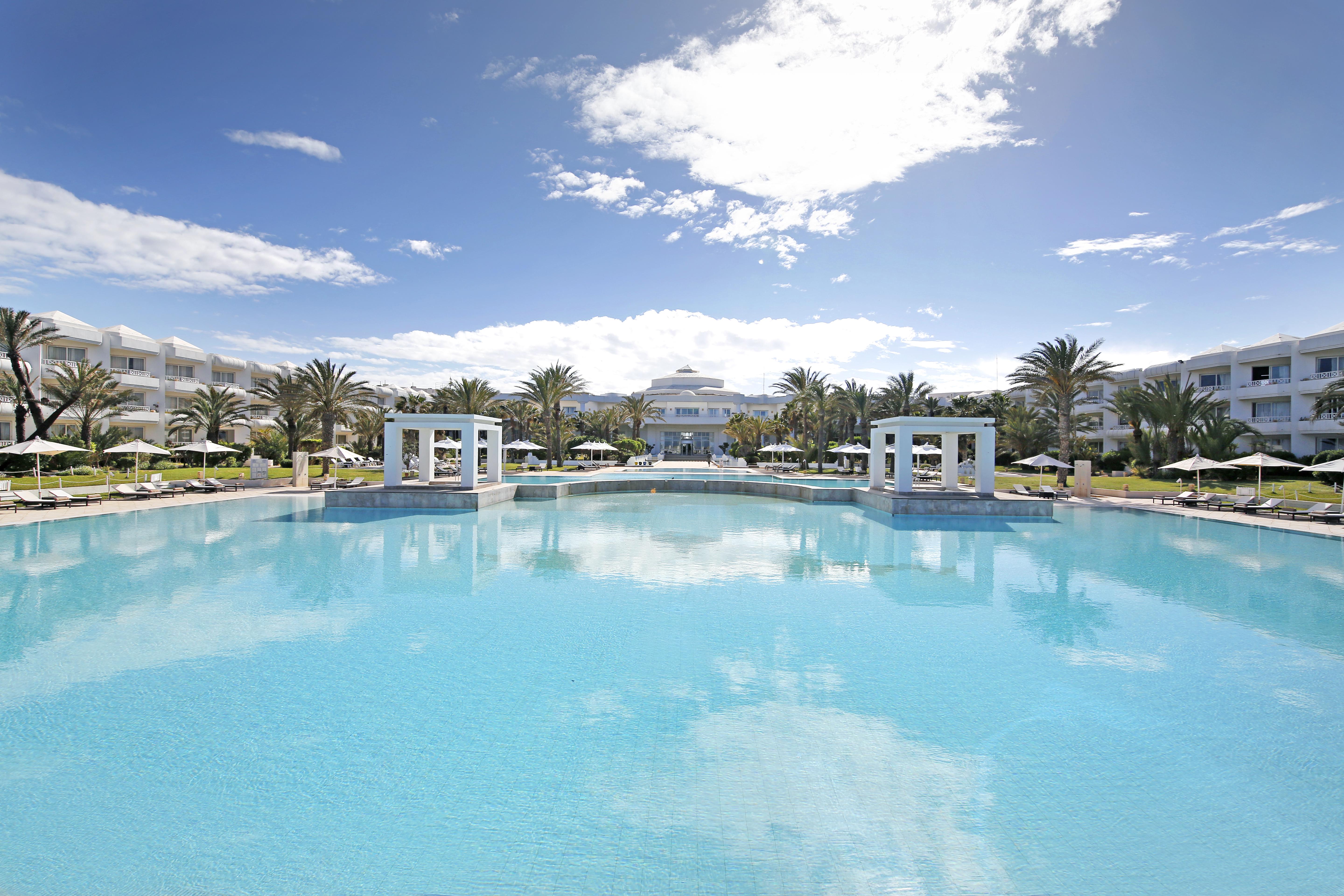 Radisson Blu Palace Resort & Thalasso, Djerba メズライア エクステリア 写真 The swimming pool at the hotel